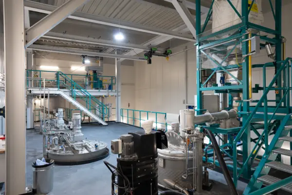 Moderne Nassmahlanlage zur Verarbeitung kosmetischer Produkte in Bobingen, ausgestattet mit präzisen Maschinen für hochwertige Prozesse.