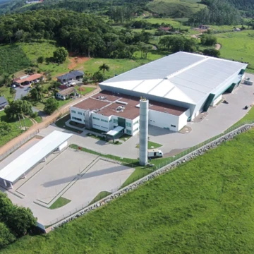 Betriebsgebäude der NETZSCH Lohnmahltechnik GmbH in einer grünen Umgebung, spezialisiert auf Mikronisation und Trennverfahren.