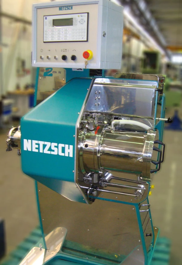 NETZSCH TopMill 8, un molino discontinuo de acero inoxidable de fácil limpieza, producción flexible y cambios rápidos de producto.