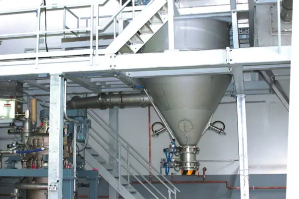 Moderne Lohnmahlanlage in Hanau mit schnellem Zugang zu Produktionsmaschinen für die Verarbeitung von Feststoffen.