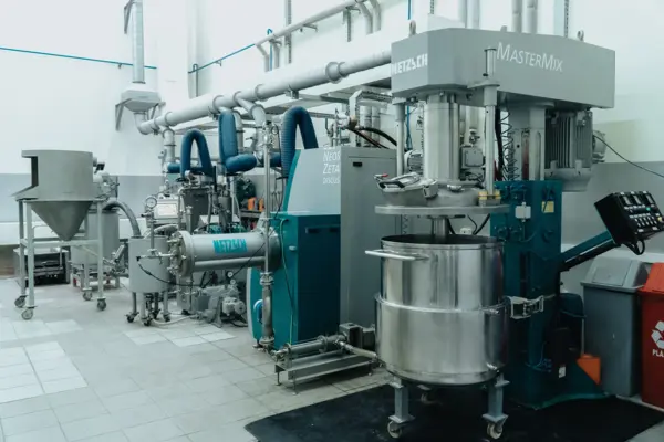 Modernes NETZSCH Labormaschinen-Setup für Mahl- und Dispergierprozesse, optimal für chemische und mineralische Anwendungen.