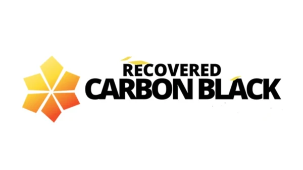 Логотип Recovered Carbon Black изображает стилизованный цветочный дизайн в оранжево-желтых тонах, подчеркивающий экологичность.