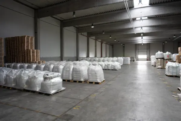 Lagerhalle mit kommissionierter Fertigware in Säcken, bereit für den sicheren Transport. Effiziente Logistiklösungen von NETZSCH.