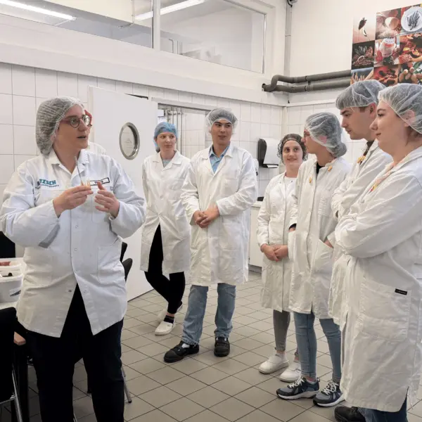 Eine Lehrkraft erklärt den Studenten den Herstellungsprozess von Schokolade und Nougat in einem Labor der NETZSCH-Gruppe.