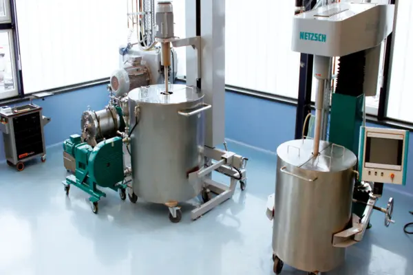 Moderne Lohnmahlanlage von NETZSCH in Selb, ausgestattet mit Maschinen für effiziente Materialaufbereitung.