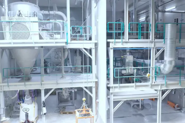 Moderne Lohnmahlanlage in Bobingen mit hochentwickelten Maschinen für effizientes Mahlen von Feststoffen in der chemischen Industrie.