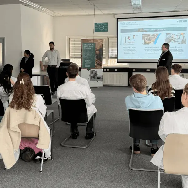Studenten einer Lebensmitteltechnologie-Schule erfahren praxisnah von NETZSCH über Verfahrenstechnik und Lebensmittelproduktion.