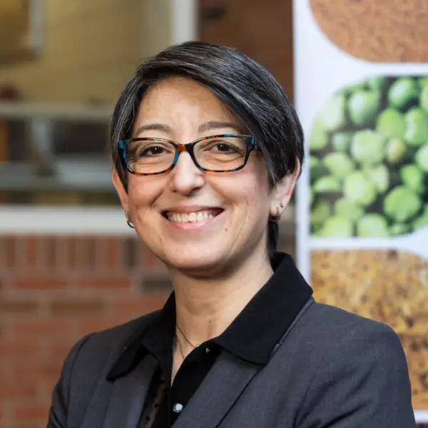 Portrait professionnel de Pam Ismail, titulaire d'un doctorat, fondatrice et directrice du Plant Protein Innovation Center (PPIC).