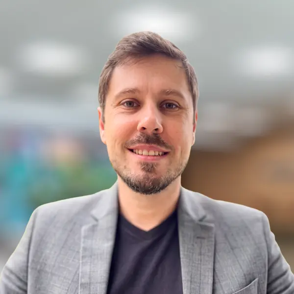 Porträt von Paulo Eduardo Reuters, ehemaliger Vertriebsleiter bei NETZSCH, mit freundlichem Lächeln und grauem Sakko.